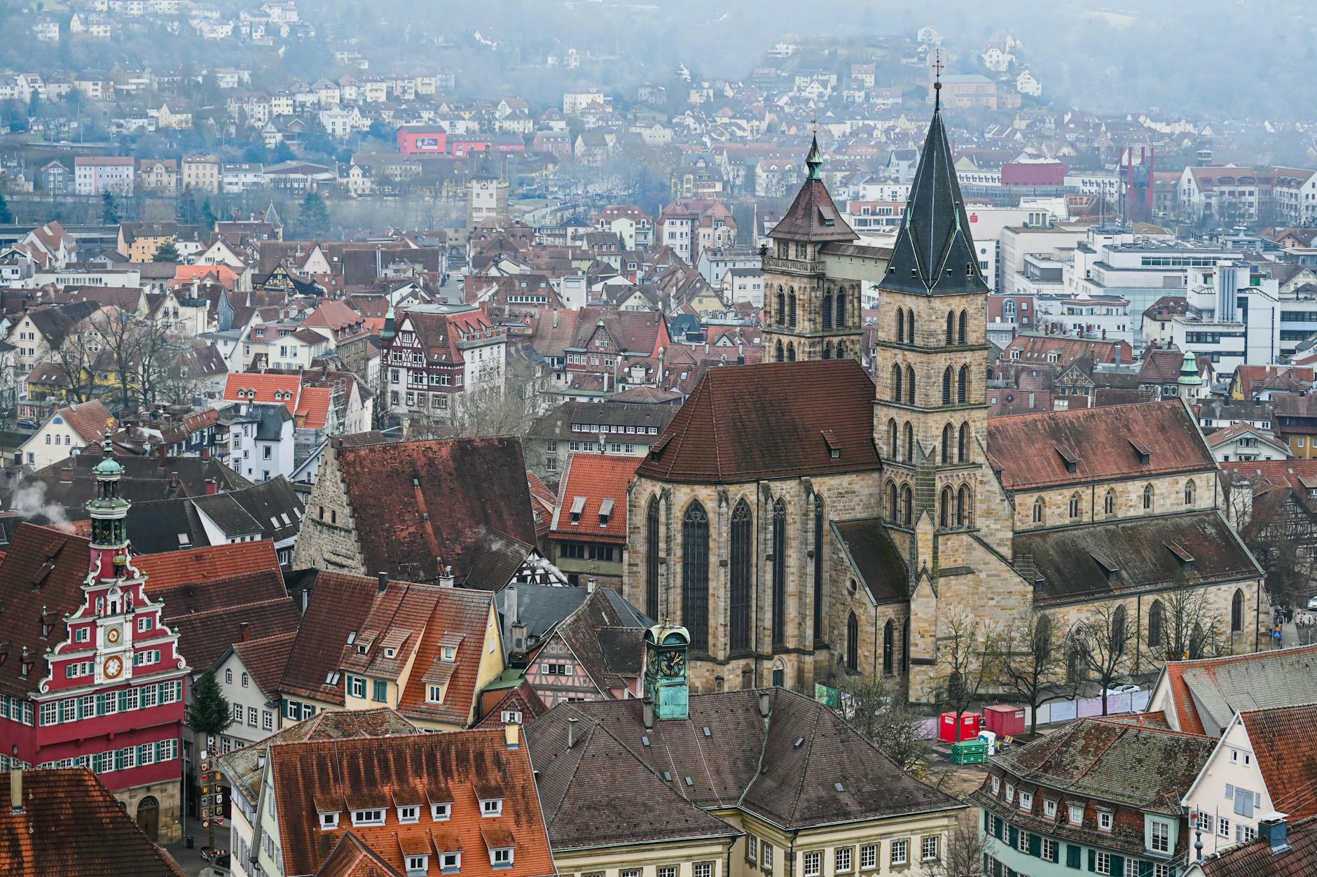 Panorama zabytkowego miasta z kościołem widziana z lotu ptaka