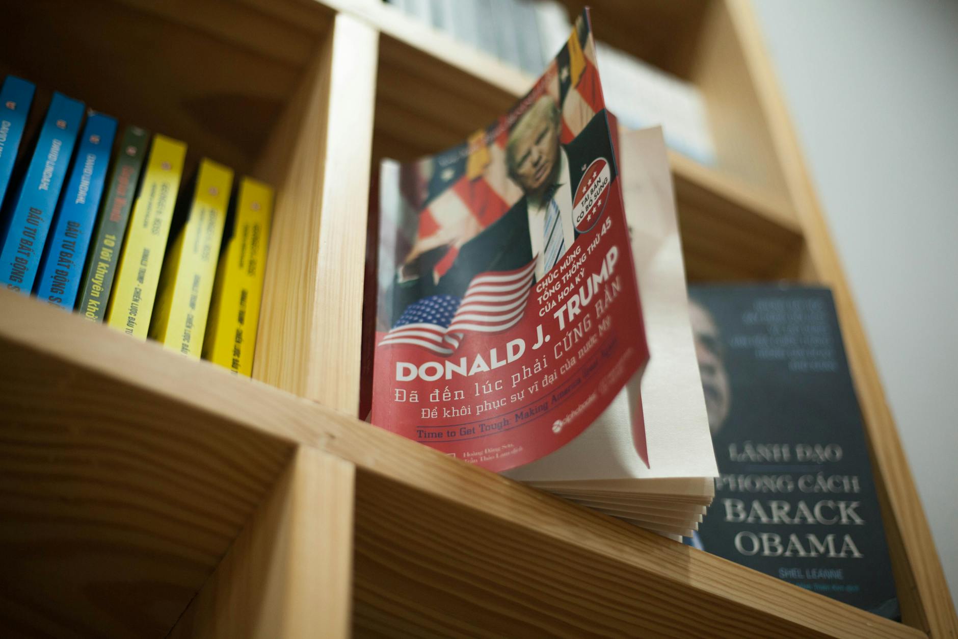 Półka z biografiami znanych osób w księgarni