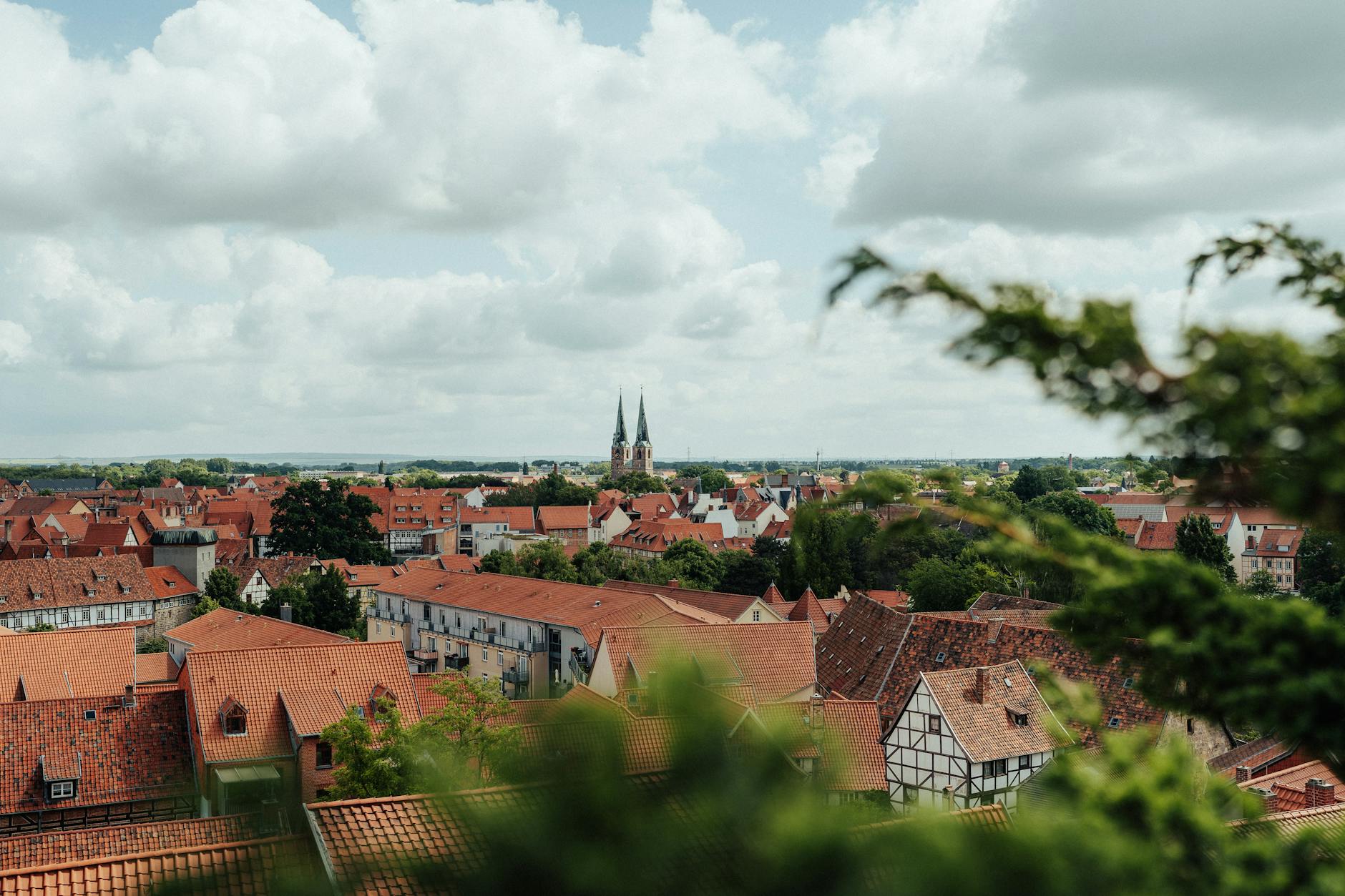 Średniowieczne centrum Kłodzka z czerwonymi dachami i zabytkowymi kamienicami