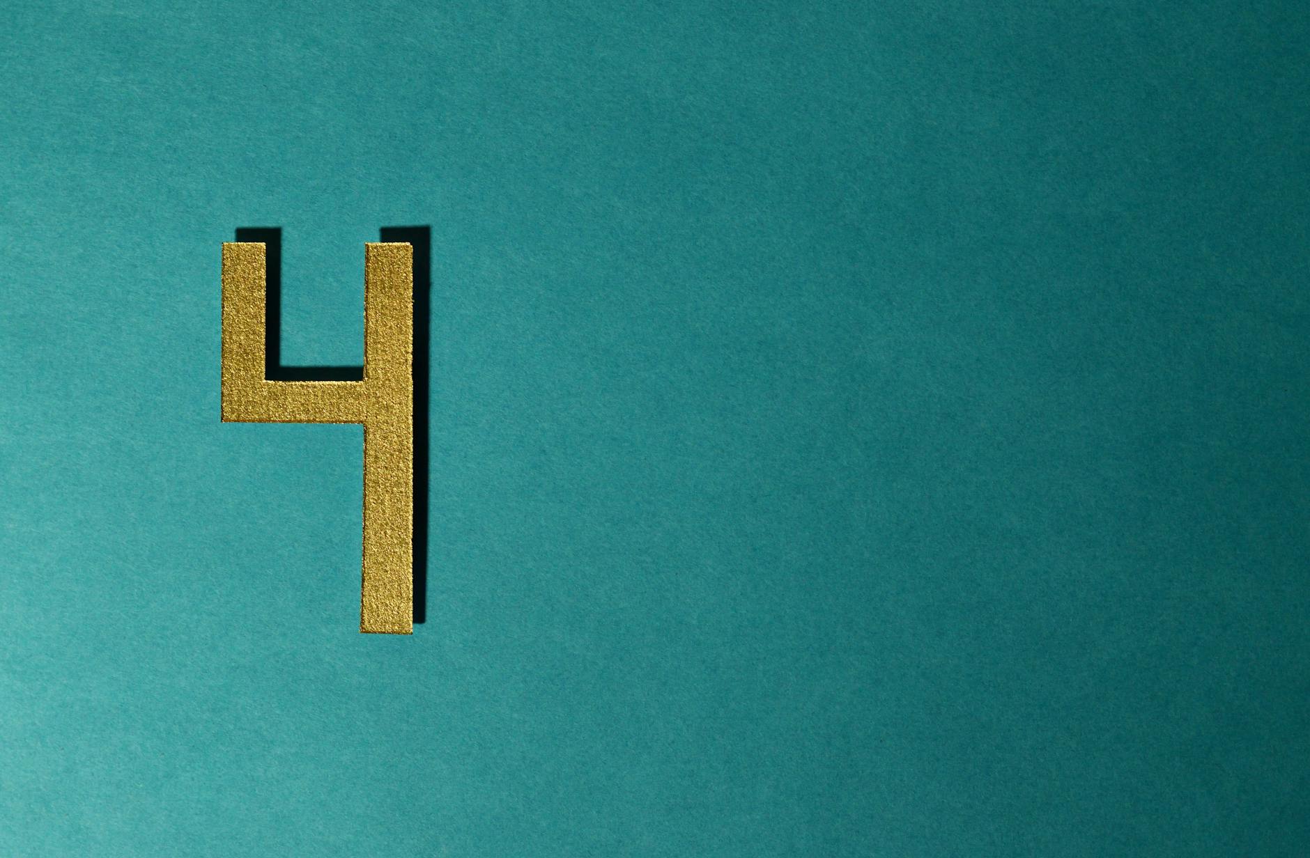 Złota cyfra 4 na turkusowym tle