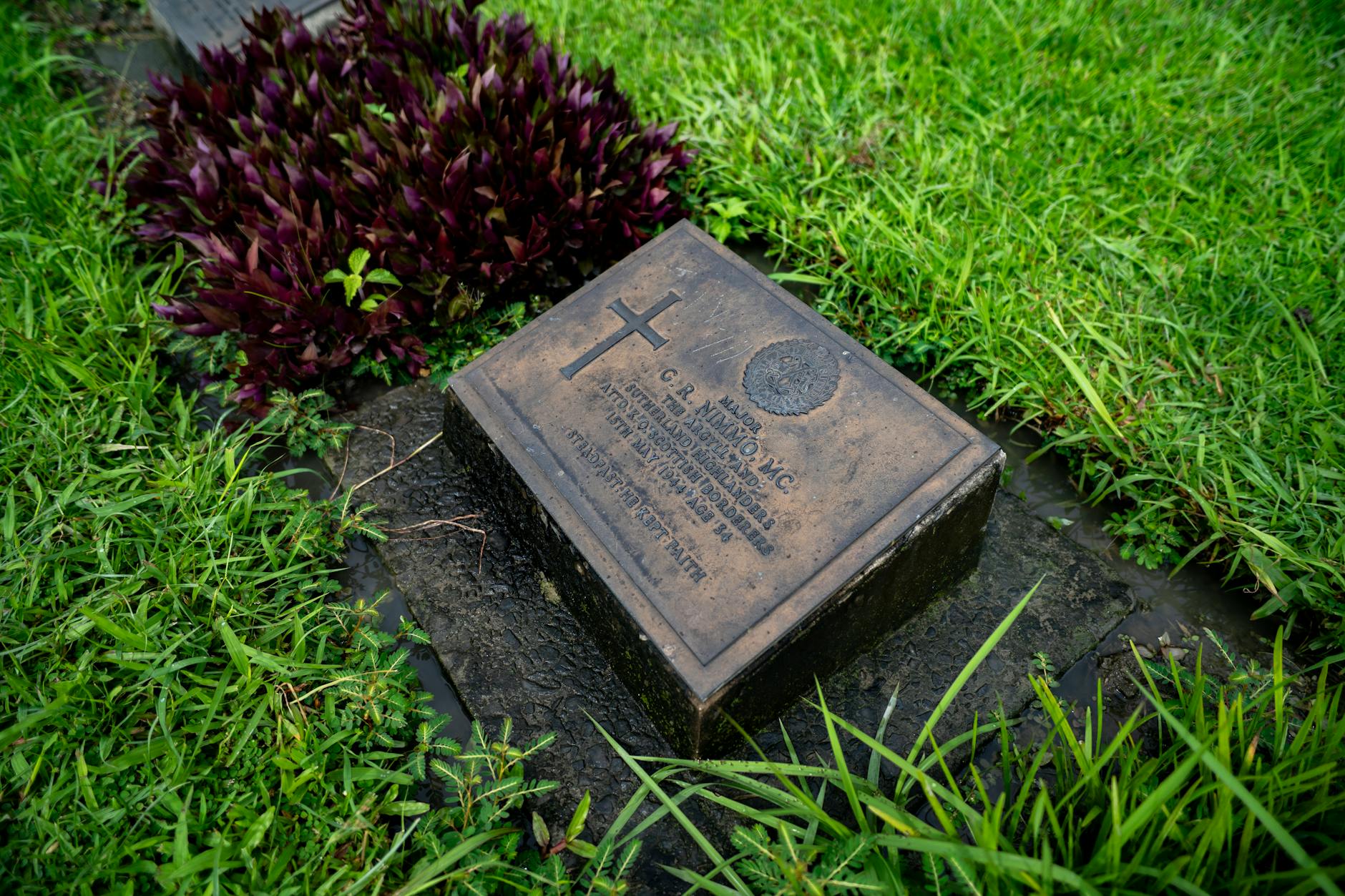 Kamienny pomnik pamięci brytyjskich żołnierzy z II wojny światowej