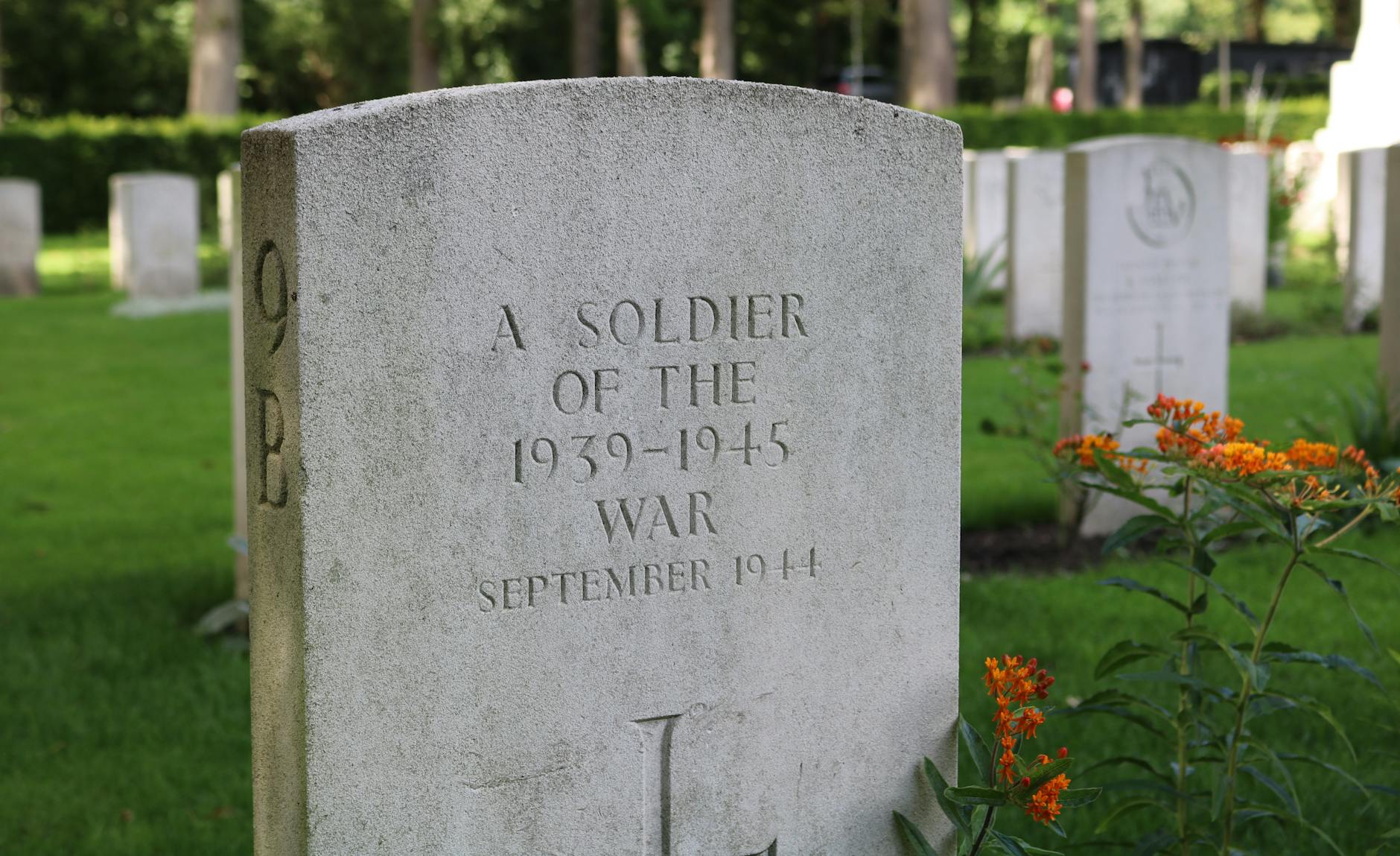 Nagrobek nieznanego żołnierza z II wojny światowej na cmentarzu wojennym