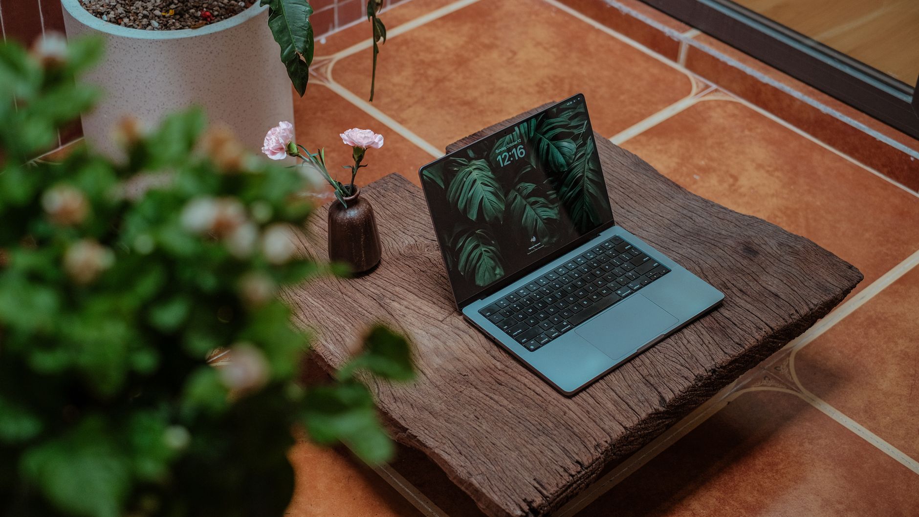 Laptop do pracy zdalnej na drewnianym stole w przytulnym mieszkaniu Laptop do pracy zdalnej na drewnianym stole w przytulnym mieszkaniu