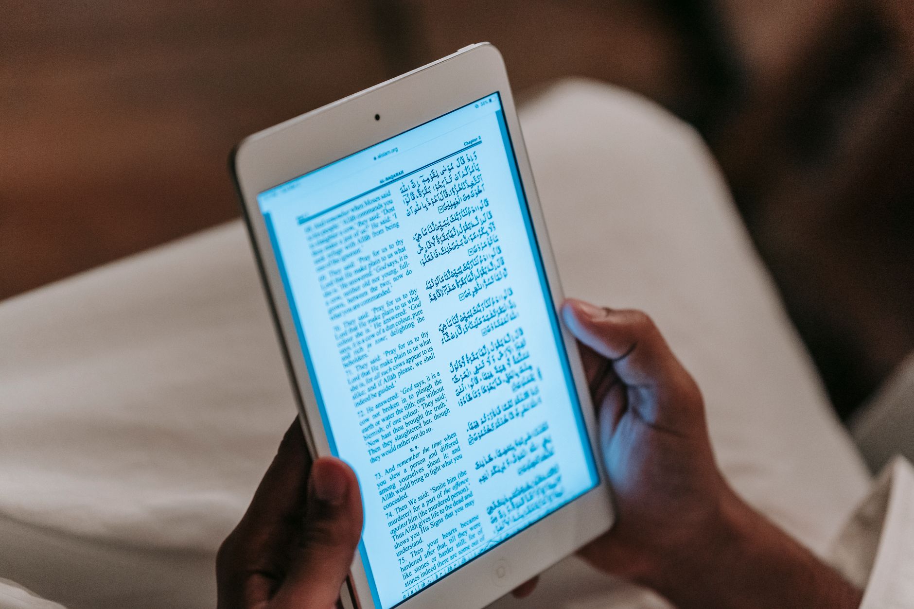 Ebooki w chmurze: Dropbox, Google Drive i najlepsze sposoby na dostęp z każdego miejsca Osoba czytająca ebook na tablecie w domowym wnętrzu