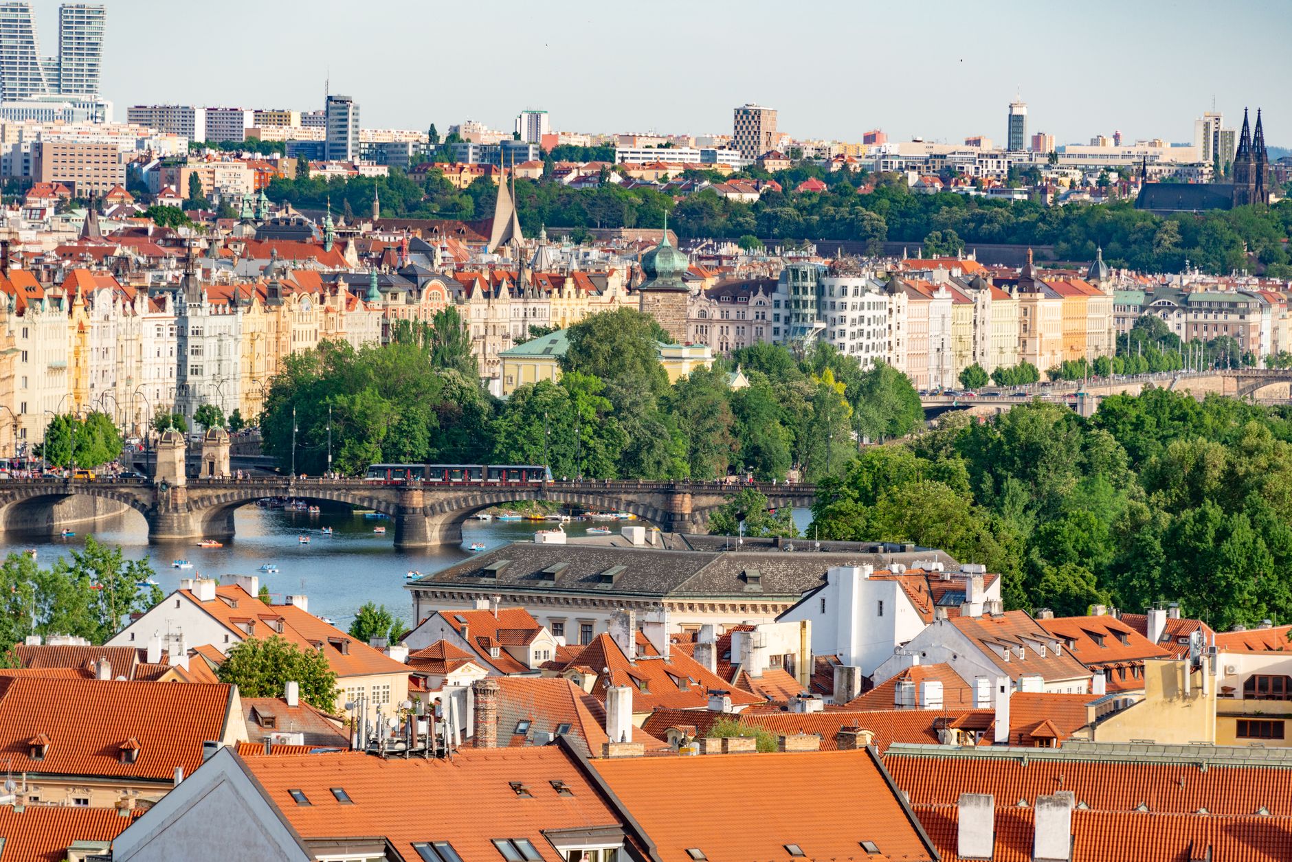 Panorama mostów i zabytkowej zabudowy Pragi z lotu ptaka