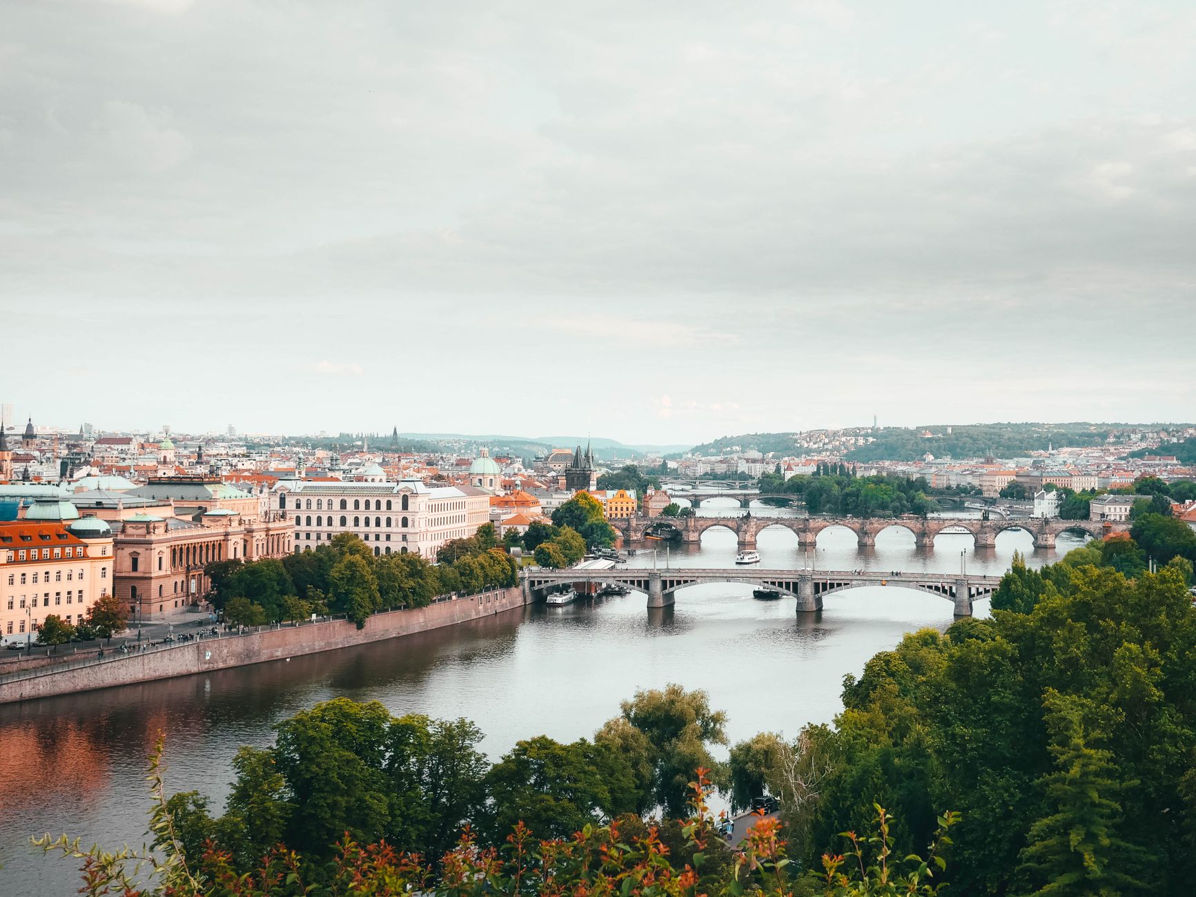 Panorama Pragi z lotu ptaka z mostami nad Wełtawą i zabytkową zabudową Panorama Pragi z lotu ptaka z mostami nad Wełtawą i zabytkową zabudową